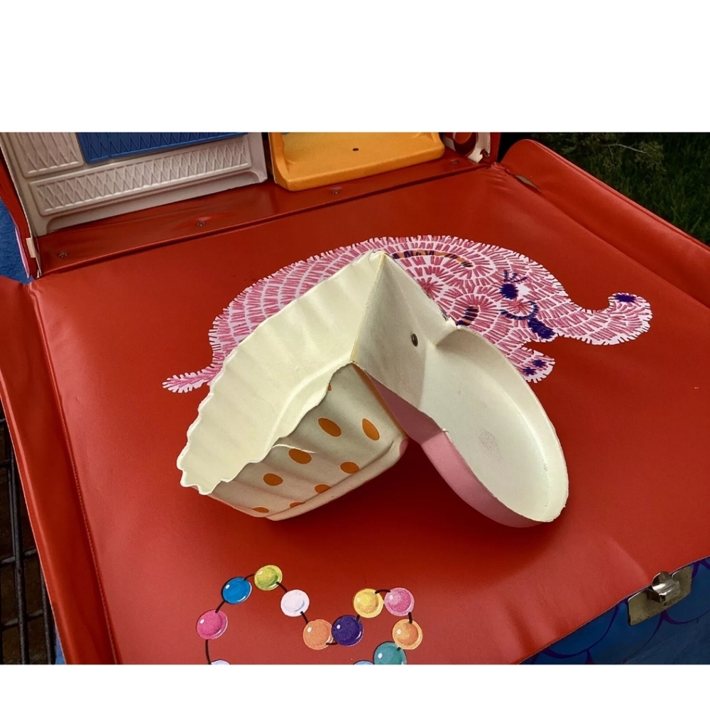 Mattel Cheerful and Tearful nursery/carrying case playset with two dolls bed. - Picture 12 of 16